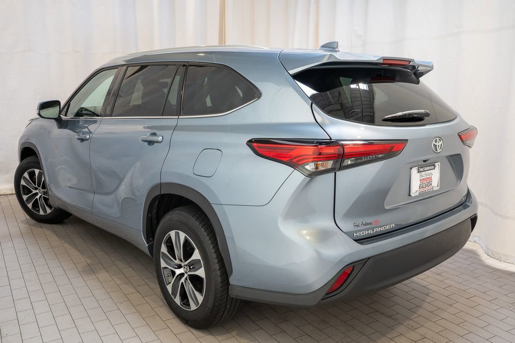 Used 2022 Toyota Highlander XLE image 3
