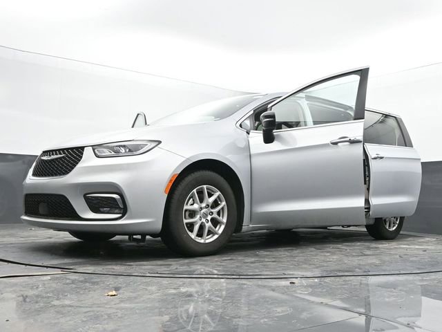 Used 2024 Chrysler Pacifica Touring-L image 70