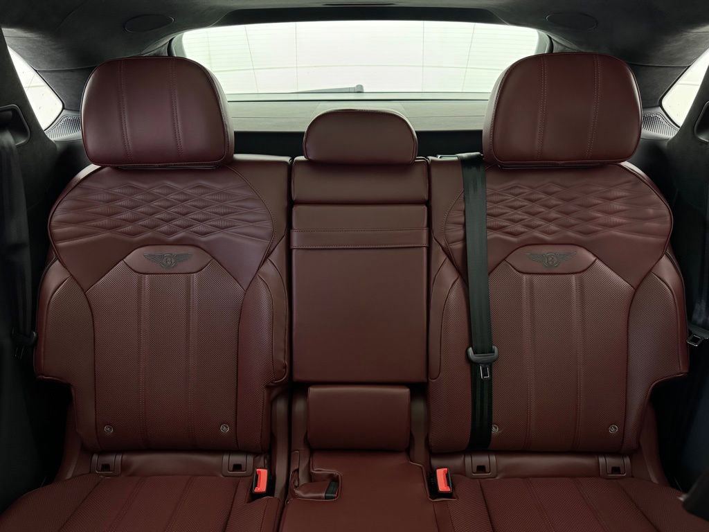 Used 2025 Bentley Bentayga image 24