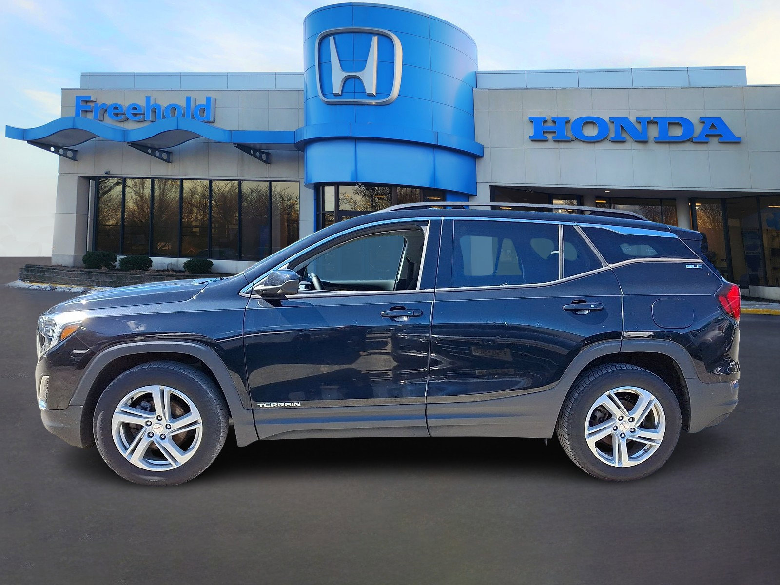 Used 2019 GMC Terrain SLE w/ Driver Convenience Package image 4