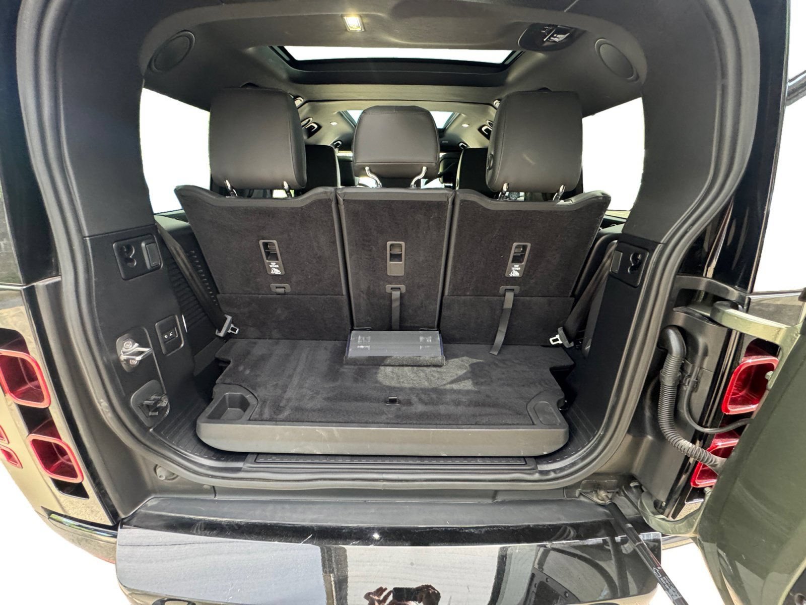 Used 2024 Land Rover Defender 130 X-Dynamic SE AWD/4WD image 19