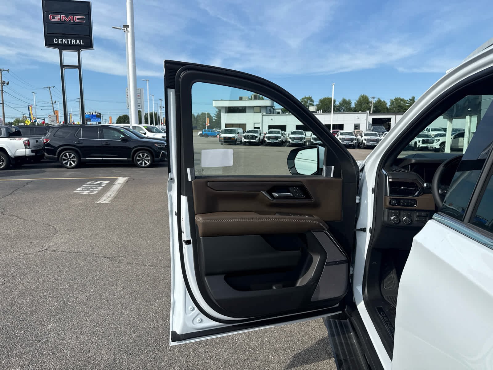 New 2026 GMC Yukon XL Denali Ultimate AWD/4WD image 11