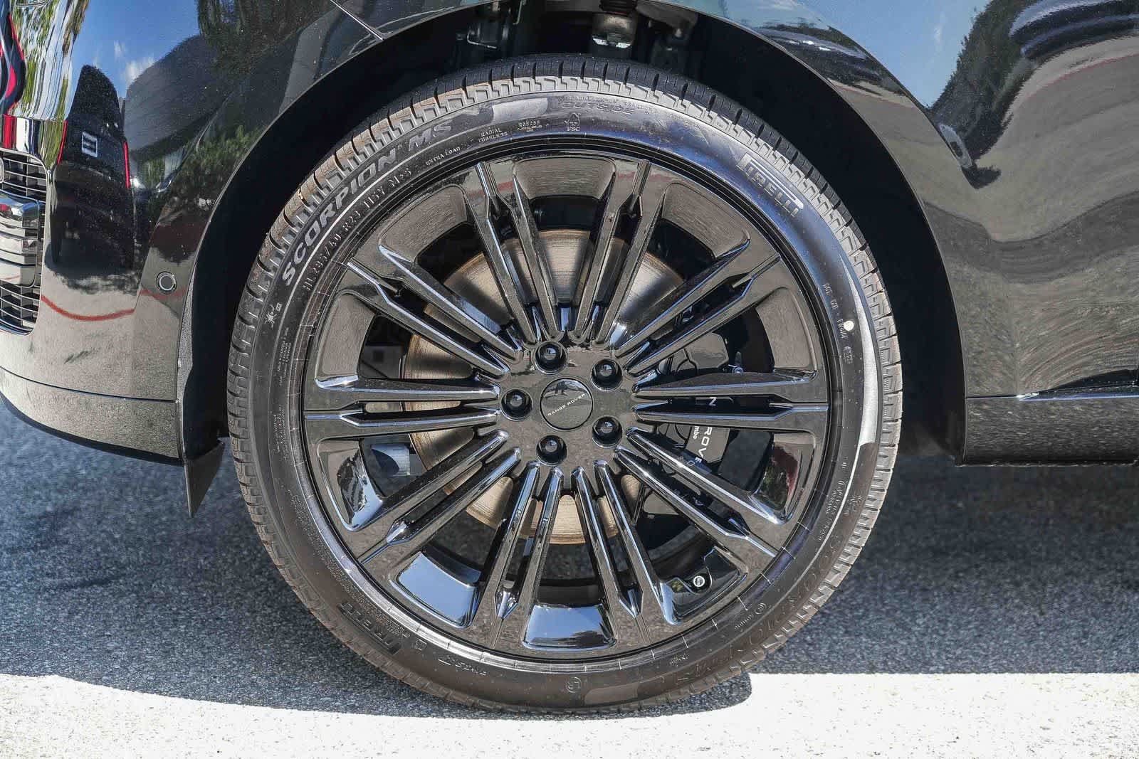New 2026 Land Rover Range Rover Long Wheelbase SE AWD/4WD image 8