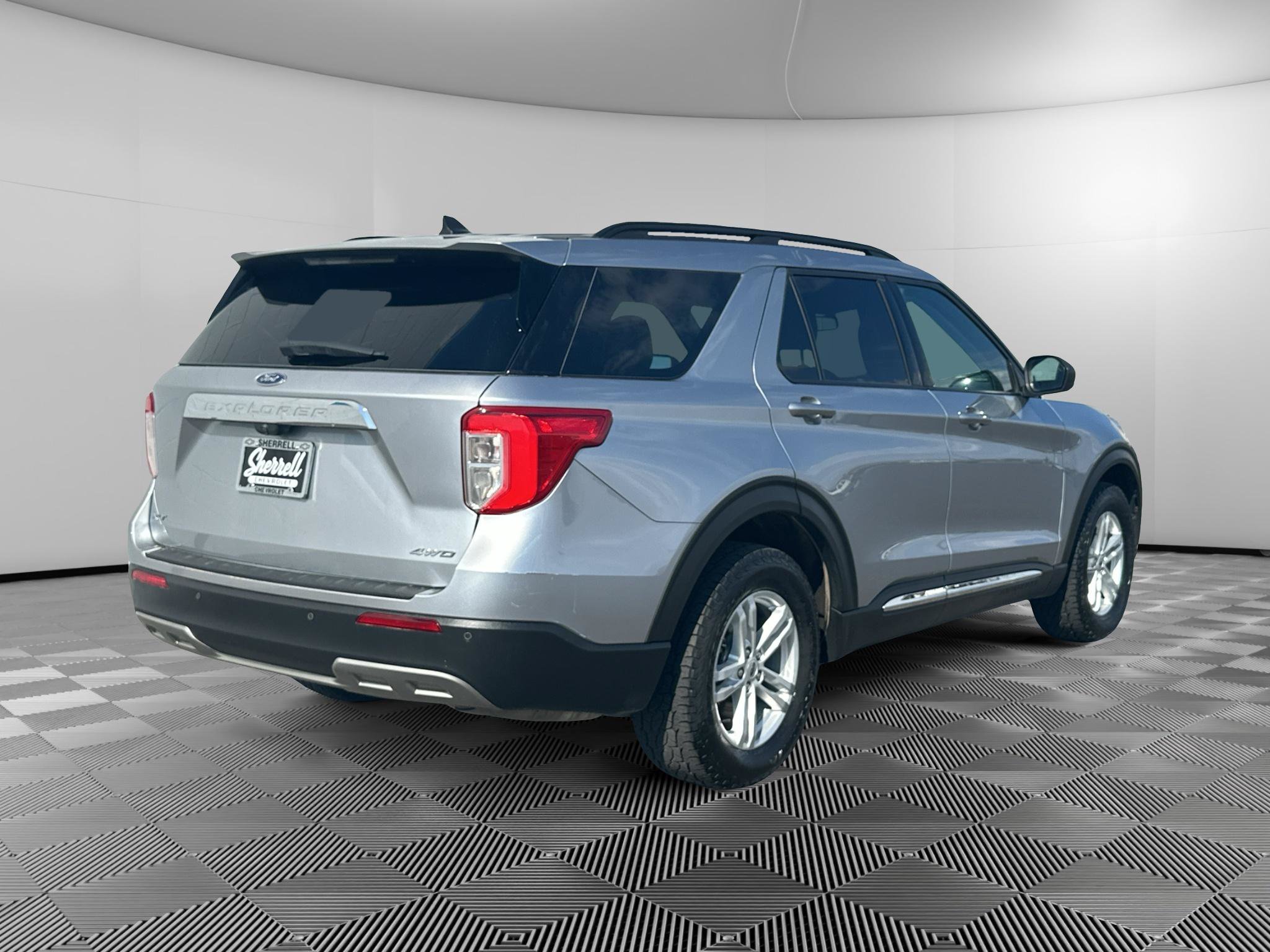 Used 2021 Ford Explorer XLT w/ Equipment Group 202A AWD/4WD image 3