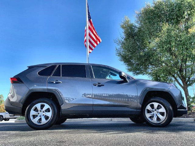 Used 2022 Toyota RAV4 LE AWD/4WD image 9