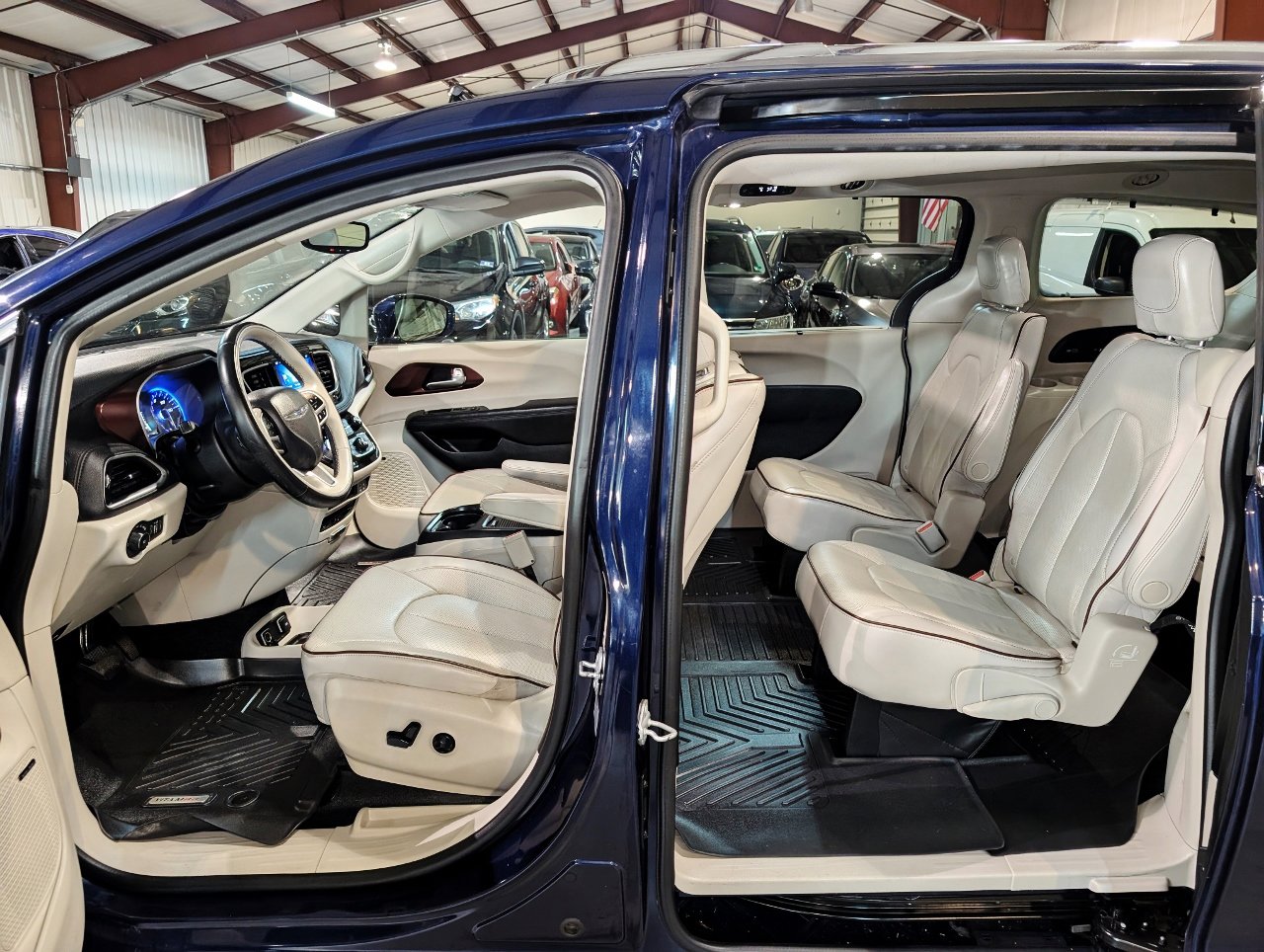 Used 2017 Chrysler Pacifica Limited image 22