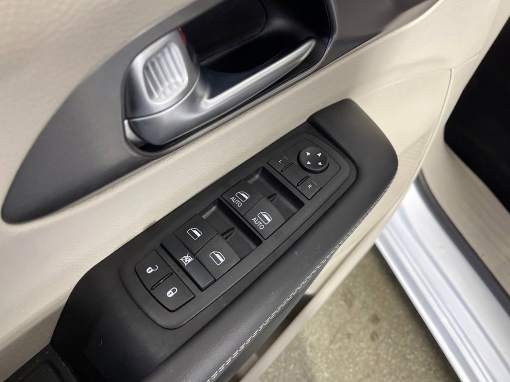 Used 2024 Chrysler Pacifica Touring-L image 16
