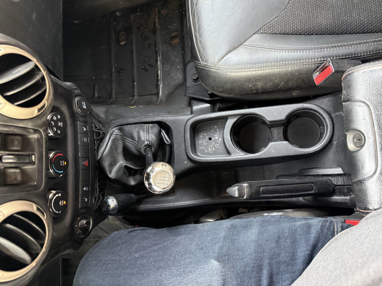 Used 2016 Jeep Wrangler Unlimited Sahara image 12