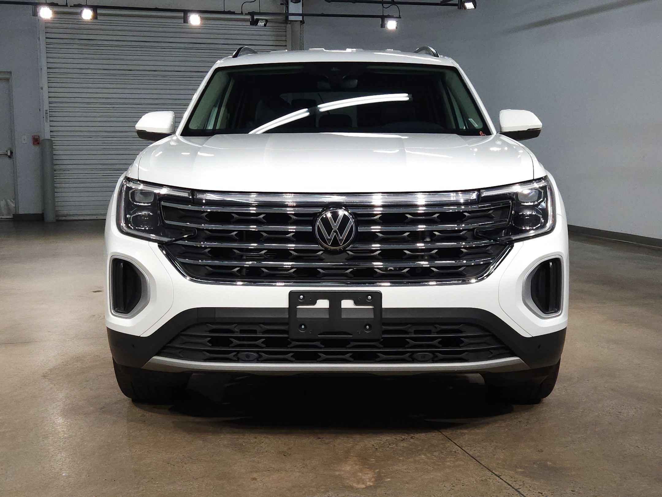 Used 2025 Volkswagen Atlas SE FWD image 2