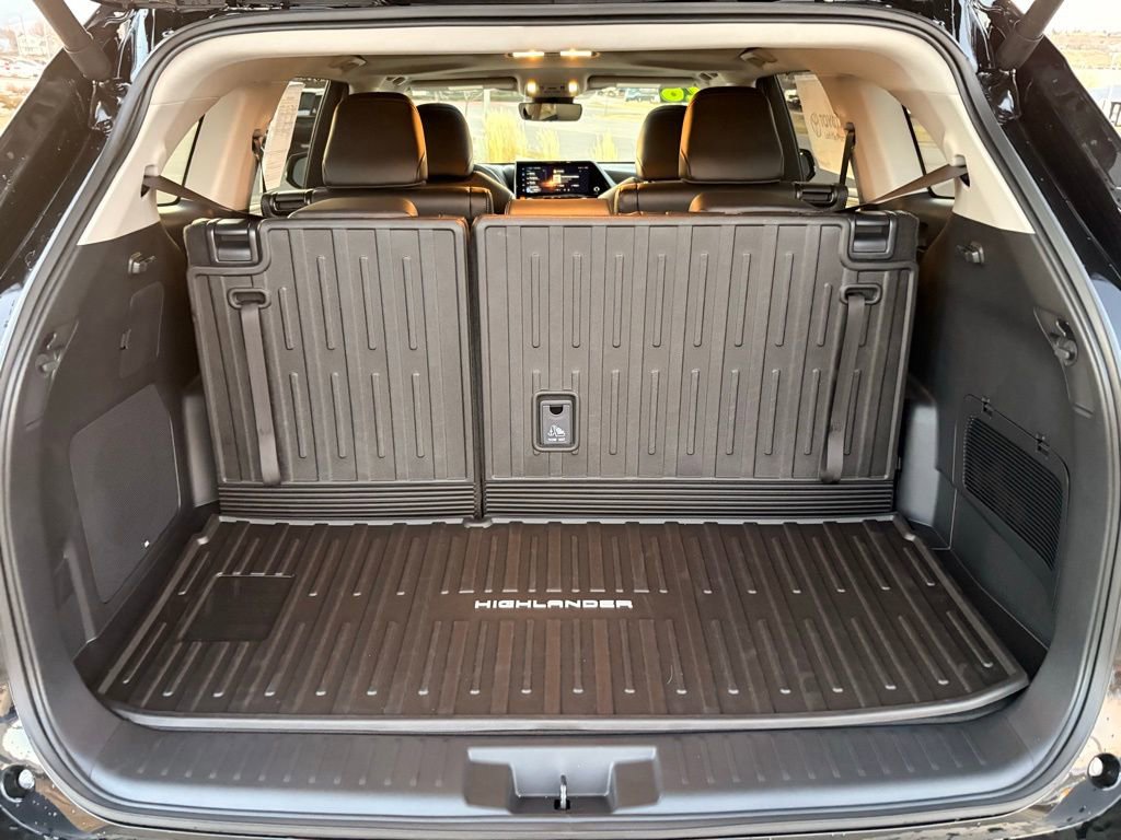 Used 2026 Toyota Highlander Limited image 26