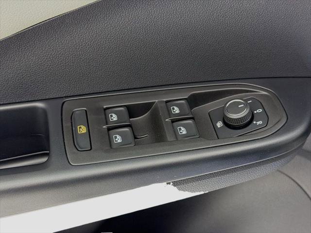Used 2025 Volkswagen Taos SEL image 19