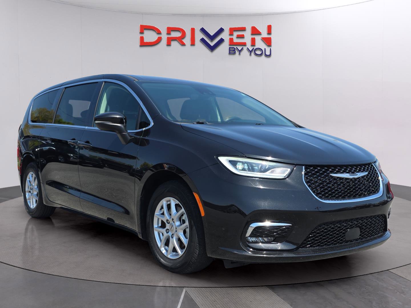 Used 2023 Chrysler Pacifica Touring-L image 8