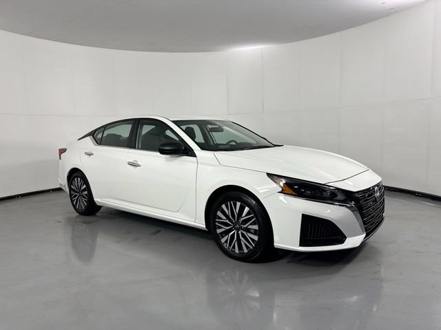 Used 2025 Nissan Altima 2.5 SV FWD image 3