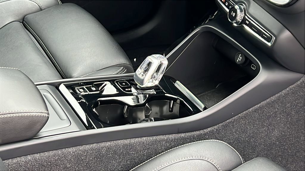 Used 2024 Volvo XC40 B5 Plus w/ Climate Package image 12