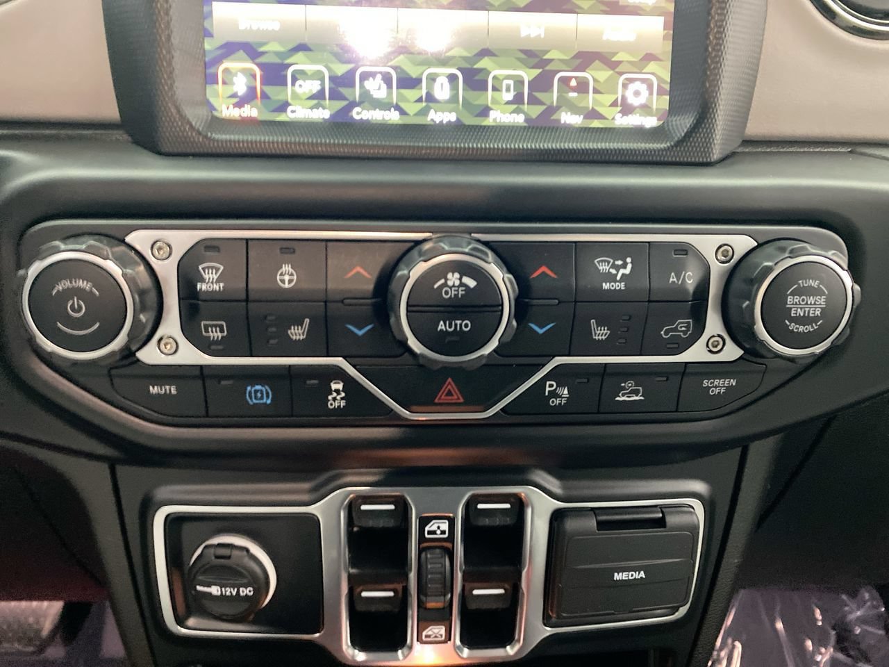 Used 2022 Jeep Wrangler Unlimited Sahara AWD/4WD image 23