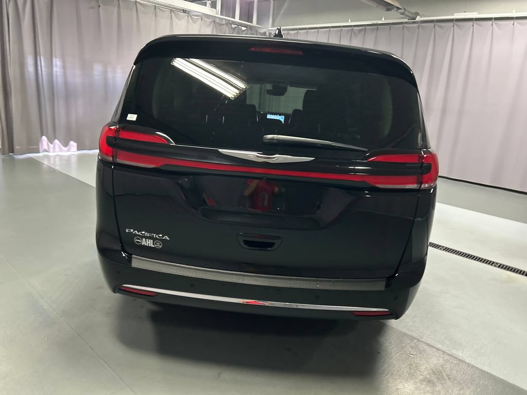 Used 2024 Chrysler Pacifica Touring-L w/ Uconnect Theater Family Group FWD image 6