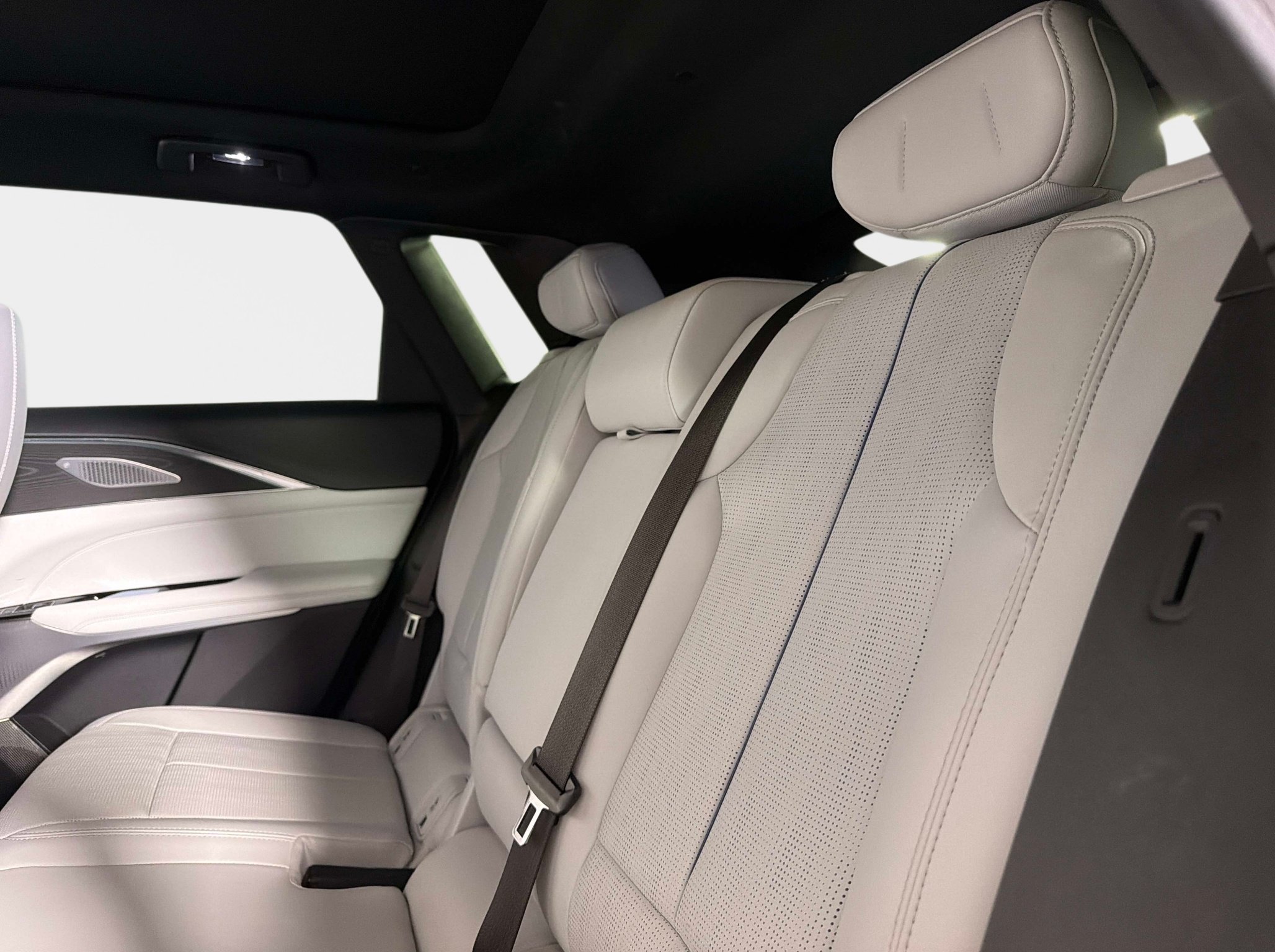 Used 2024 Cadillac Lyriq Luxury RWD image 32