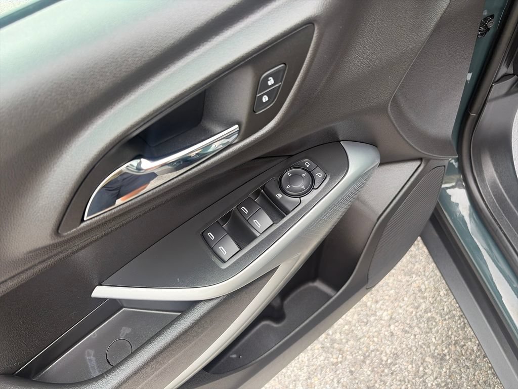 Used 2025 Chevrolet Trax LS w/ LS Convenience Package FWD image 12