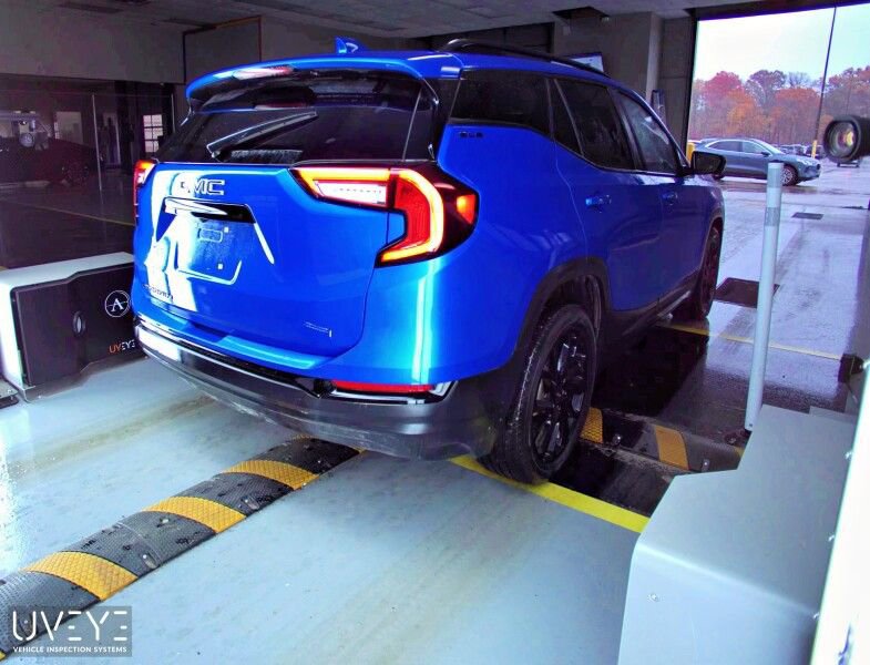 Used 2024 GMC Terrain SLE w/ Driver Convenience Package image 2