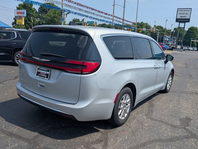 Used 2024 Chrysler Pacifica Touring-L FWD image 7