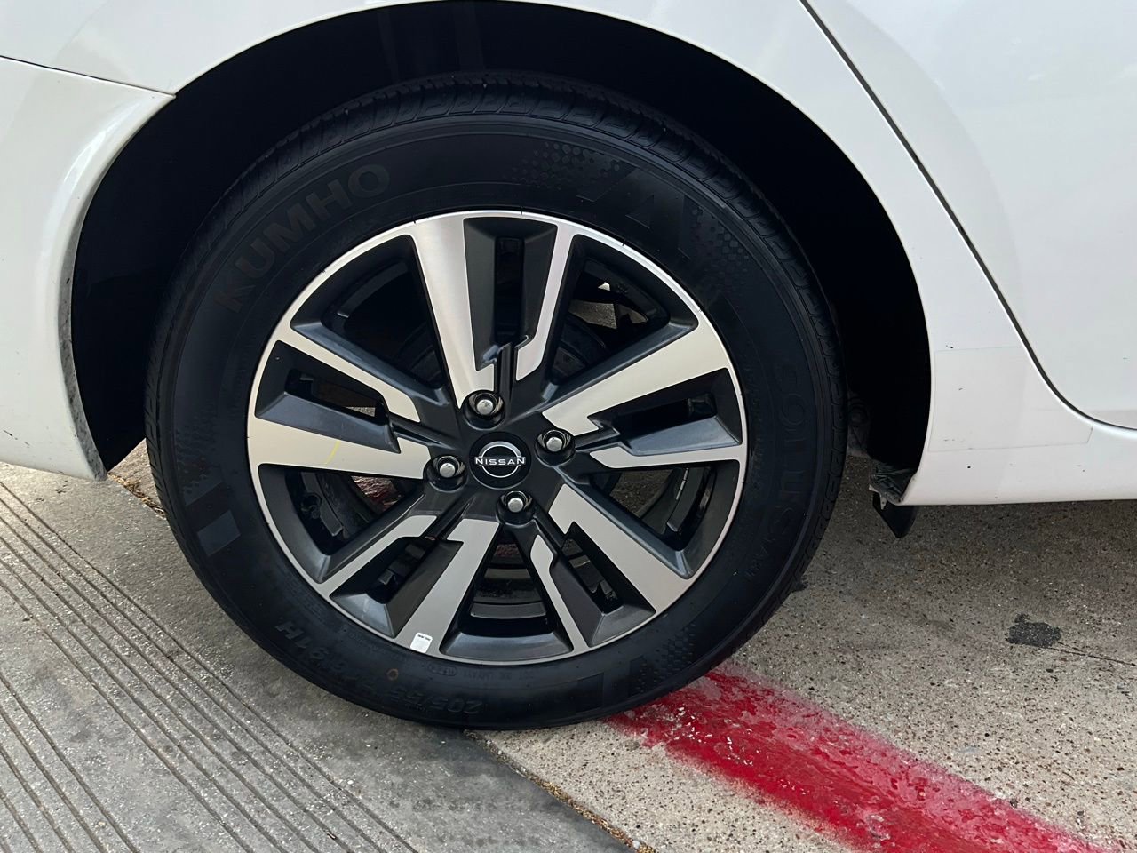 Used 2025 Nissan Versa SV image 9
