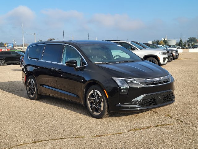 New 2027 Chrysler Pacifica Limited FWD image 2