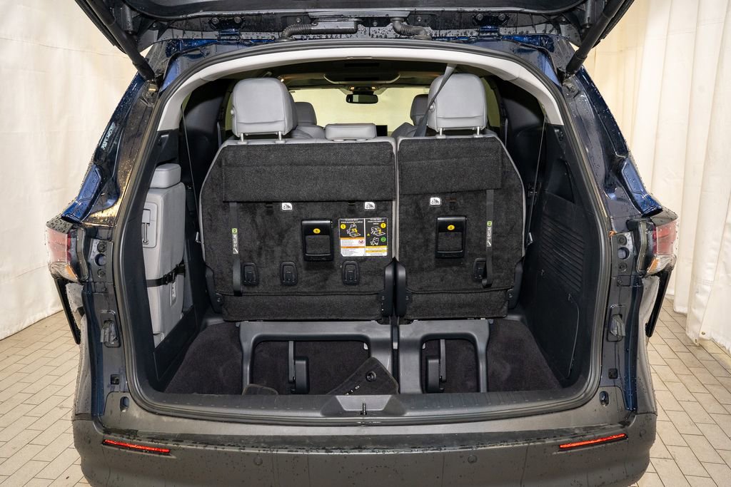 Used 2025 Toyota Sienna XLE image 5