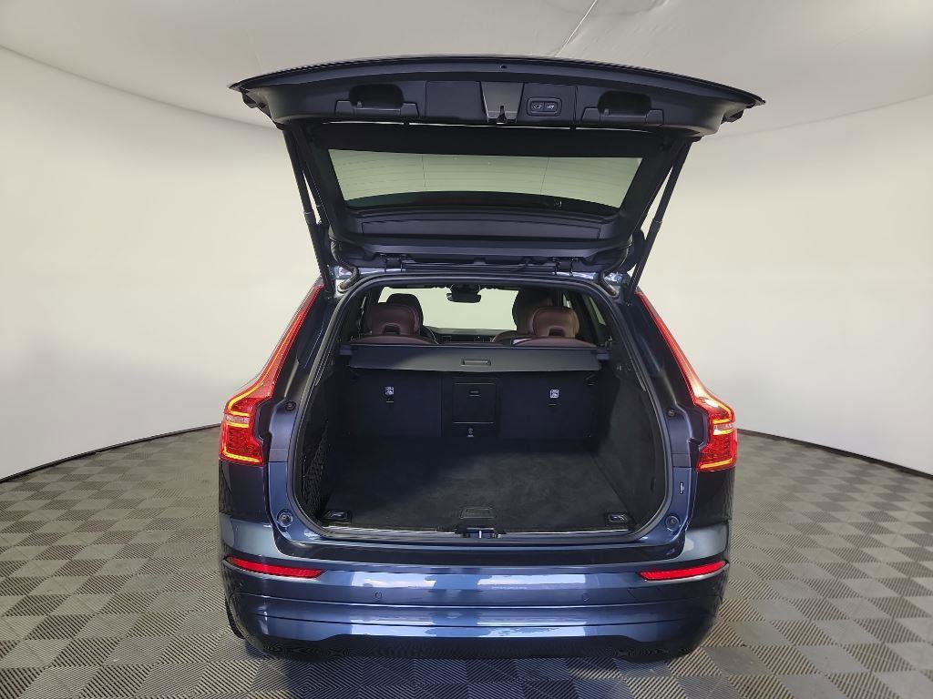 Used 2022 Volvo XC60 B5 Momentum w/ Advanced Package image 6