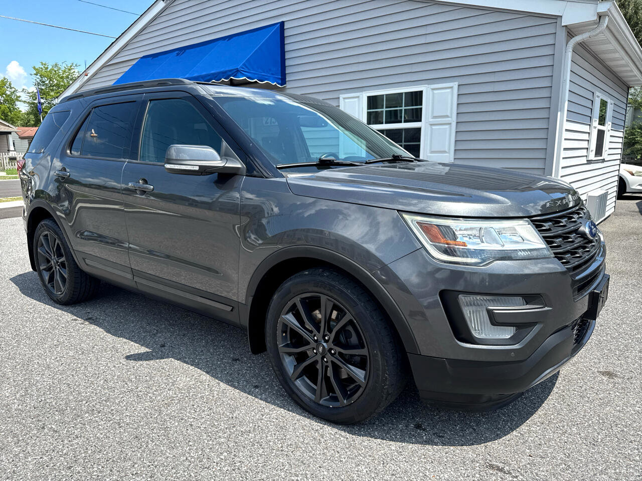 Used 2017 Ford Explorer XLT w/ Equipment Group 202A image 1