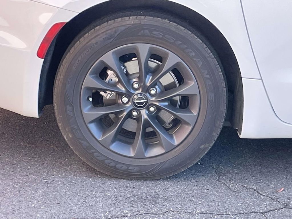 Used 2021 Chrysler Pacifica Touring-L w/ Uconnect Theater Family Group image 12