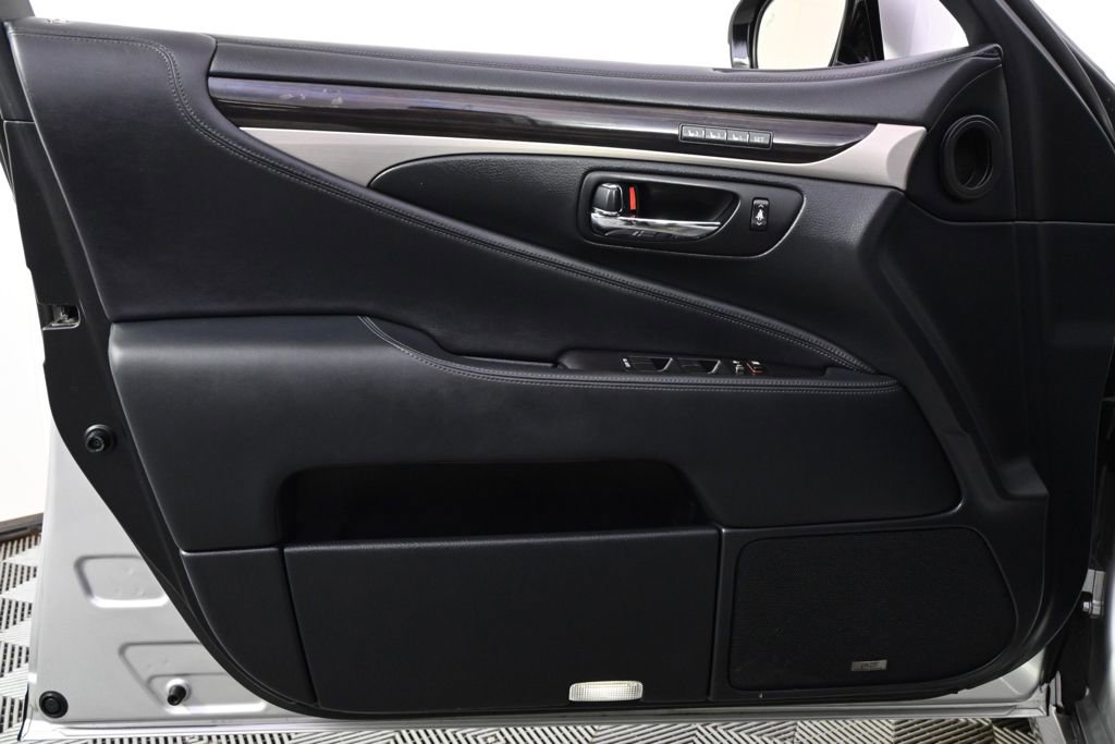 Used 2013 Lexus LS 460 AWD w/ Comfort Pkg image 22