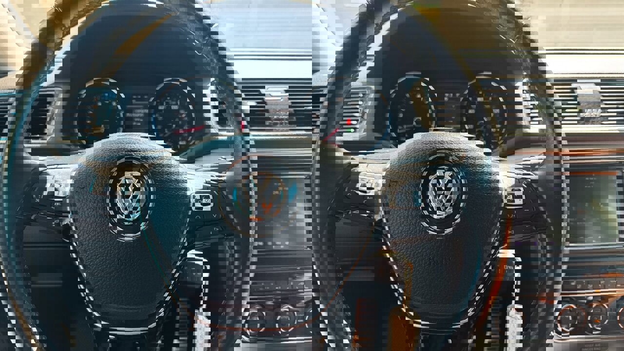 Used 2018 Volkswagen Passat 2.0T R-Line w/ R-Line Lighting Package FWD image 9