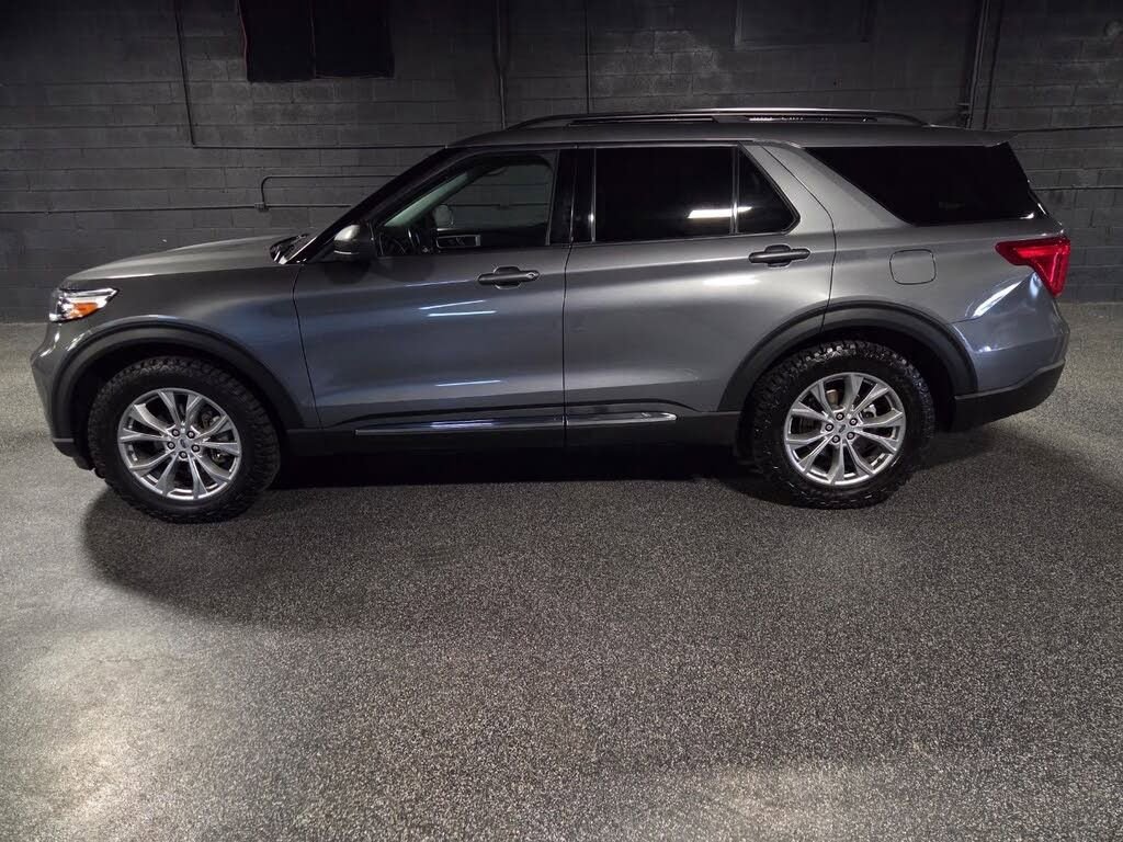 Used 2022 Ford Explorer XLT w/ Equipment Group 202A image 2