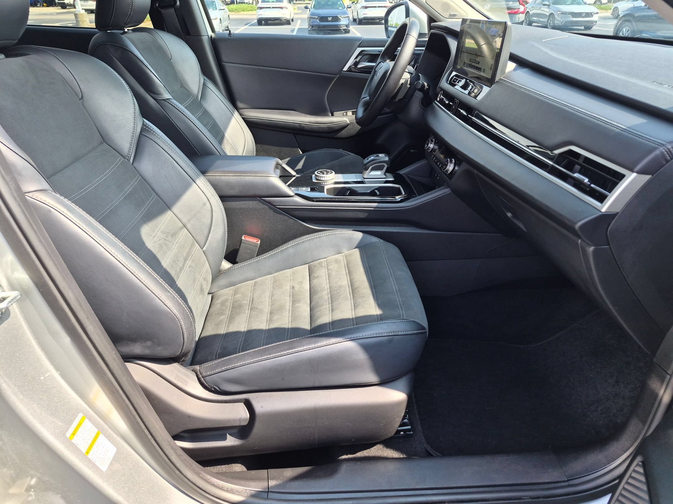 Used 2025 Mitsubishi Outlander AWD image 38