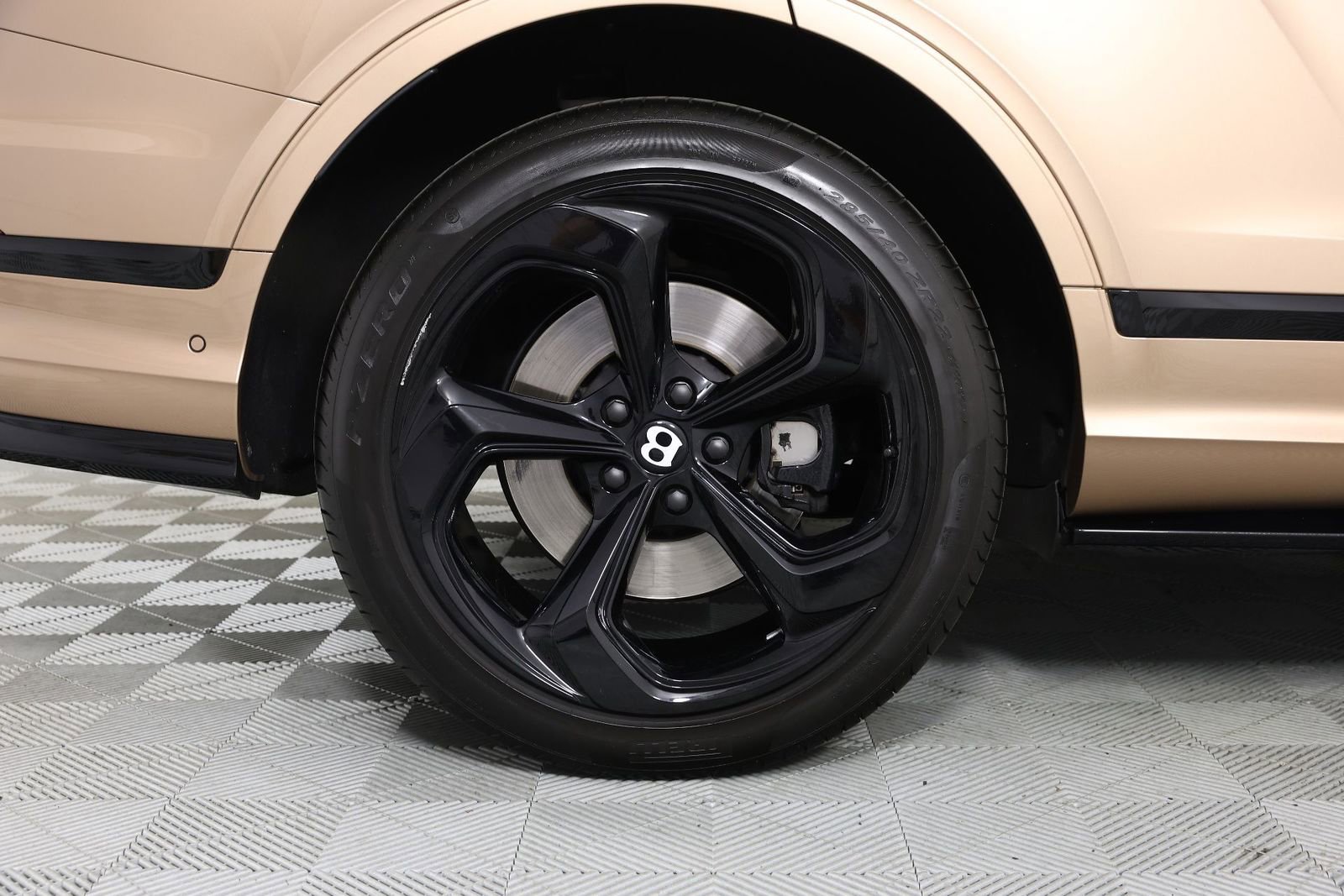 Used 2023 Bentley Bentayga image 18