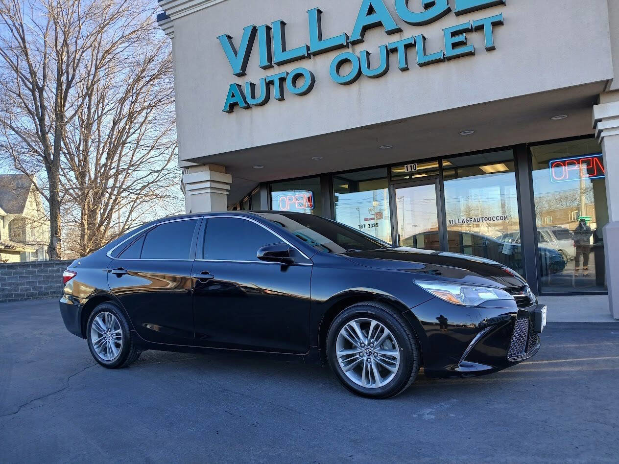 Used 2015 Toyota Camry SE FWD image 2