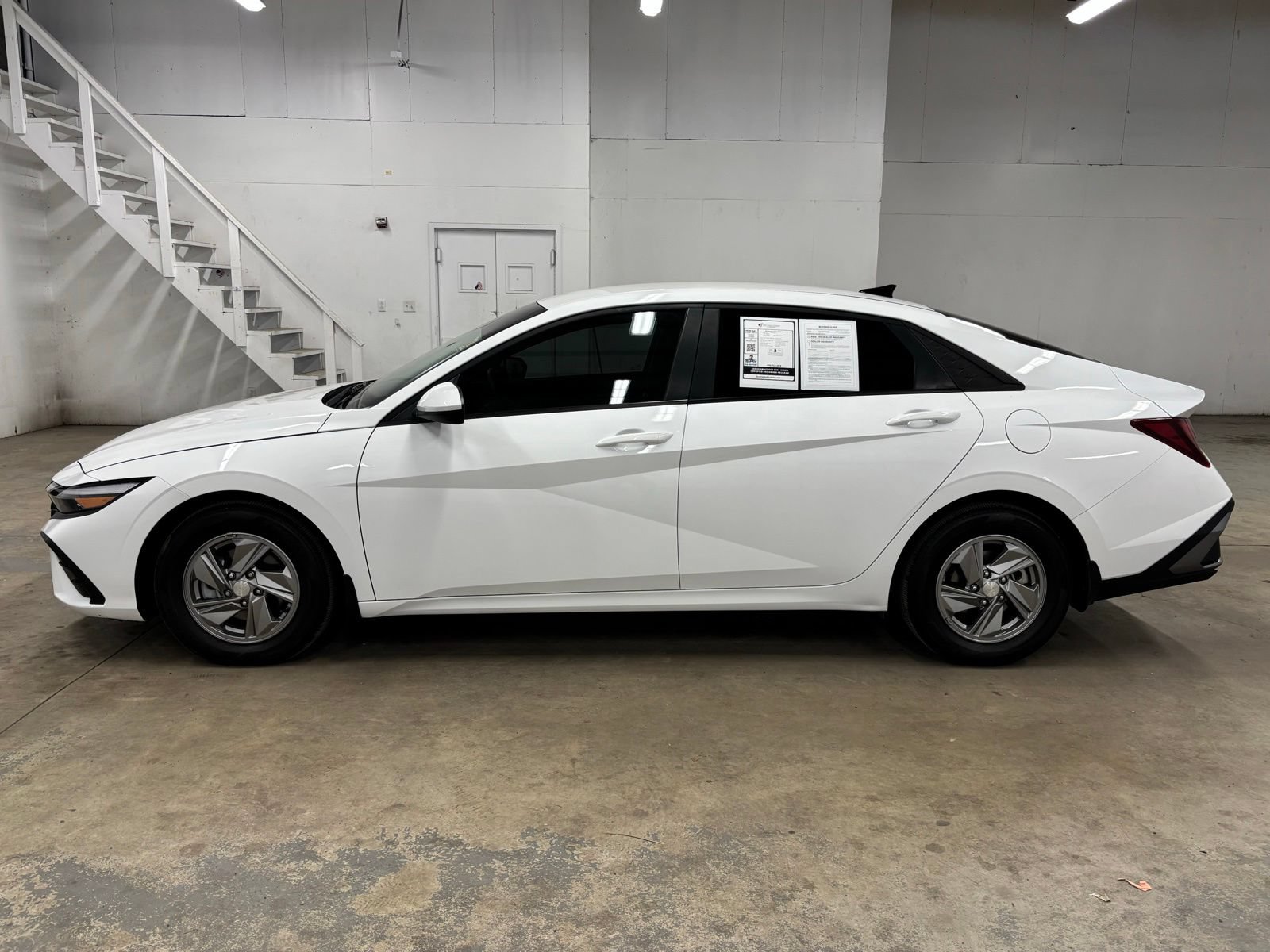 Certified 2025 Hyundai Elantra SE FWD image 3