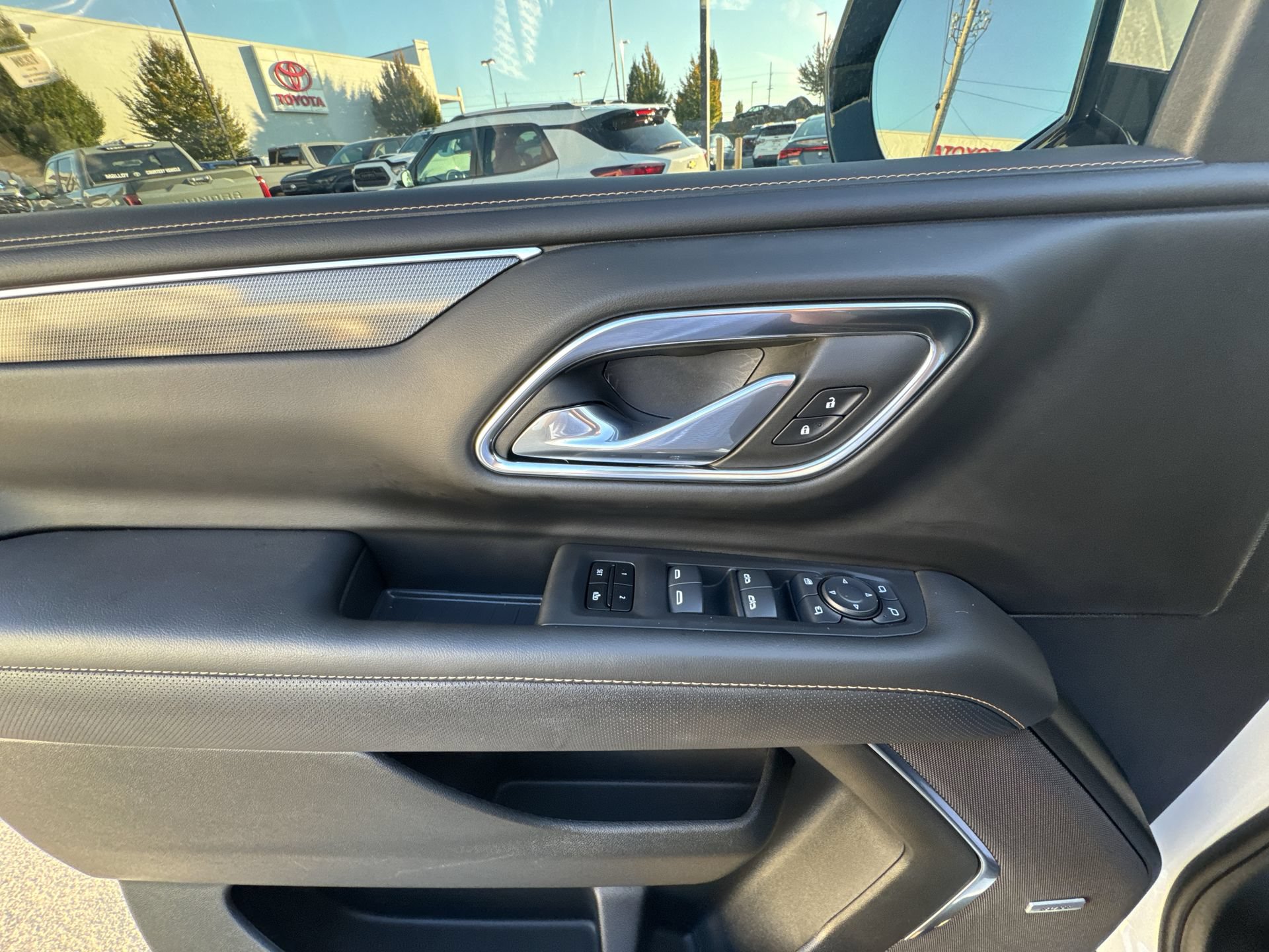 Used 2024 GMC Yukon AT4 w/ AT4 Premium Package AWD/4WD image 15