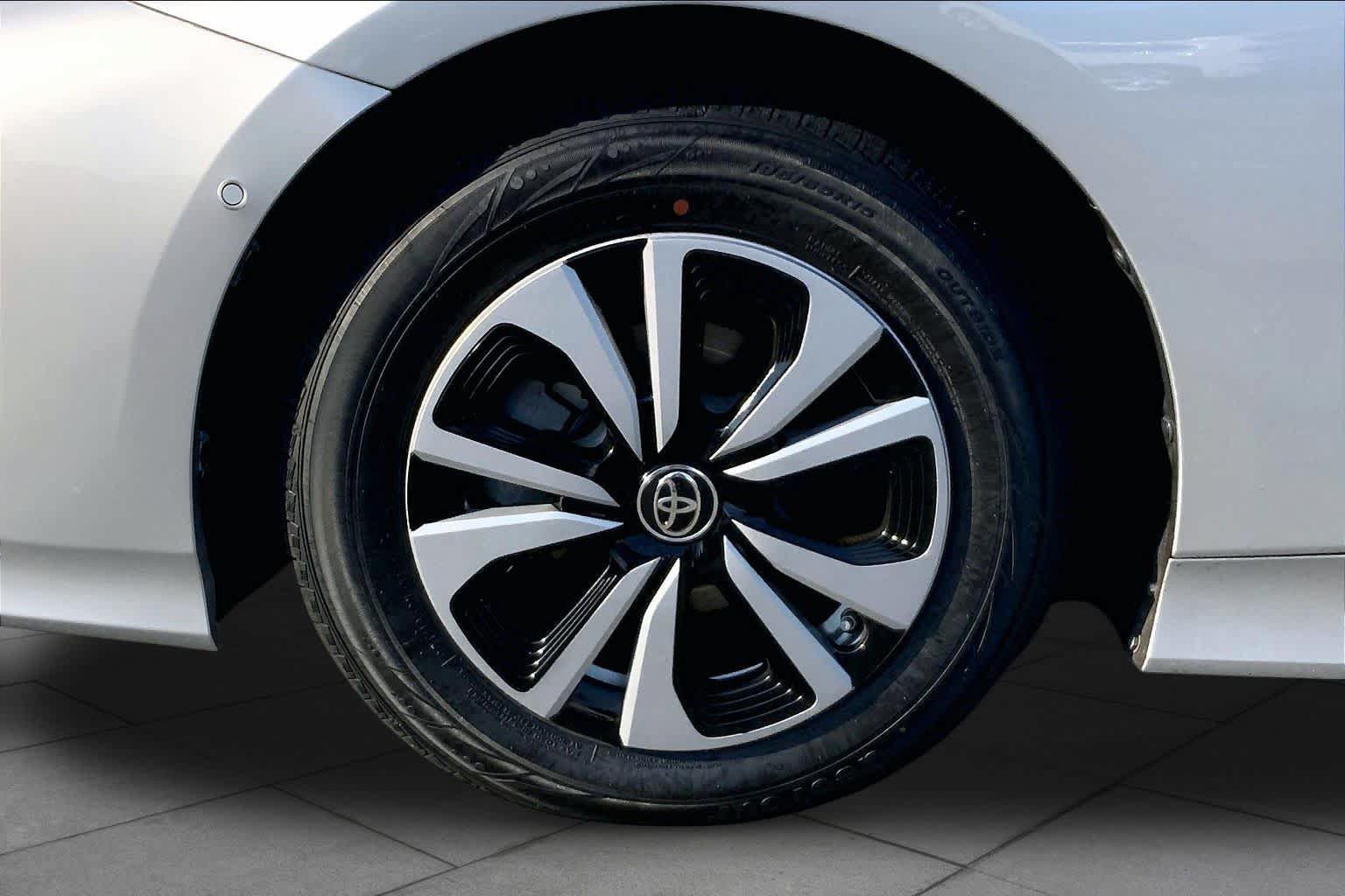 Used 2017 Toyota Prius Prime Advanced FWD image 11