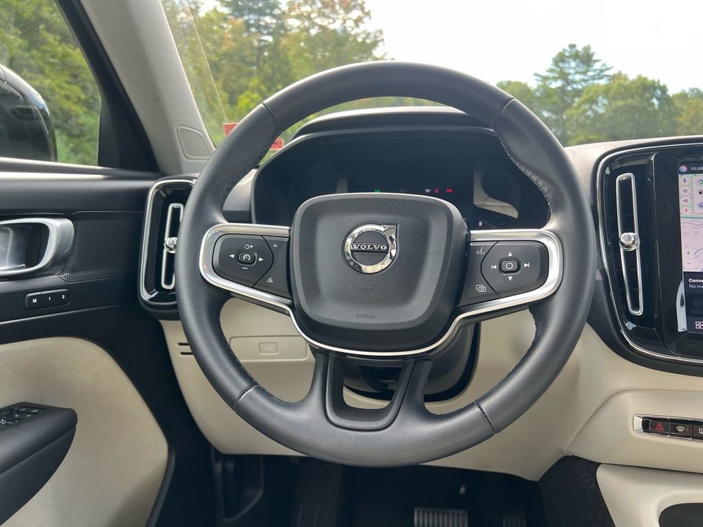 Certified 2025 Volvo XC40 B5 Plus AWD/4WD image 25