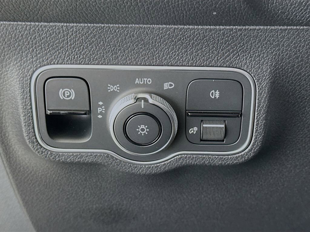 New 2026 Mercedes-Benz GLB 250 image 10