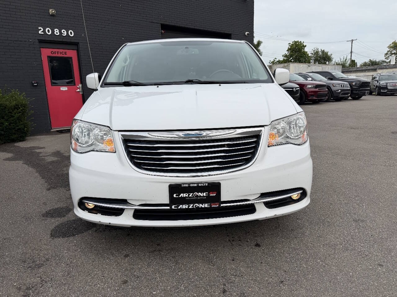 Used 2016 Chrysler Town & Country Touring FWD image 2