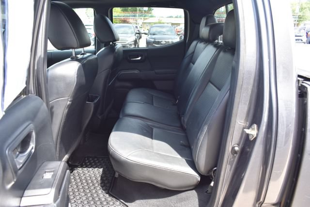 Used 2018 Toyota Tacoma SR5 AWD/4WD image 32