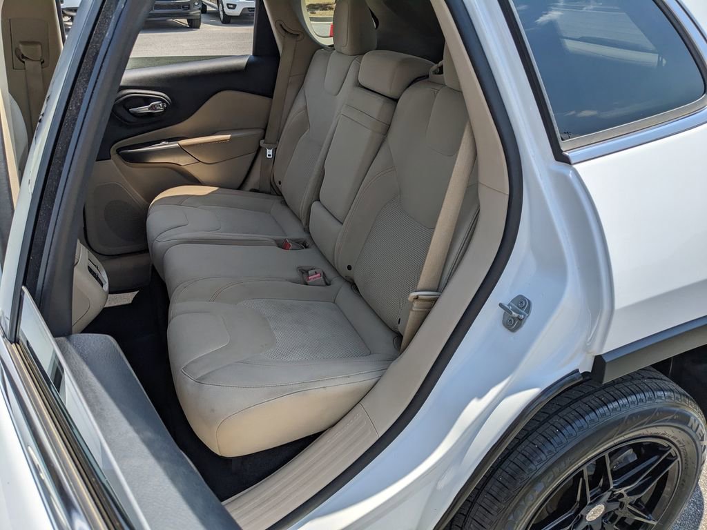 Used 2019 Jeep Cherokee Latitude w/ Popular Appearance Group FWD image 23