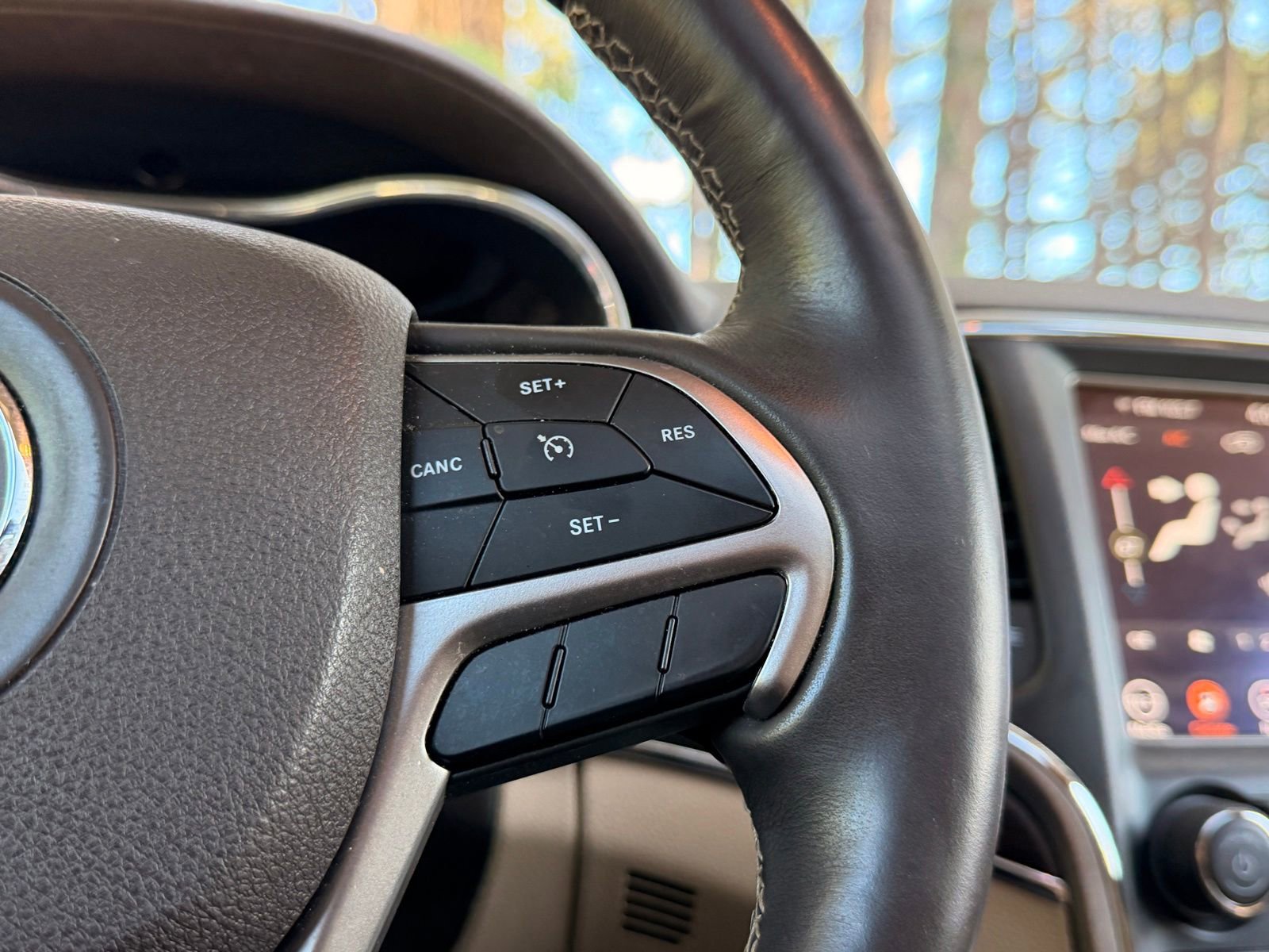 Used 2018 Jeep Grand Cherokee Overland AWD/4WD image 26