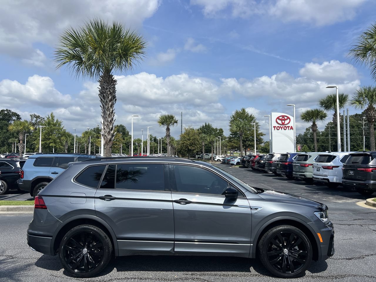Used 2021 Volkswagen Tiguan SE R-Line FWD image 11