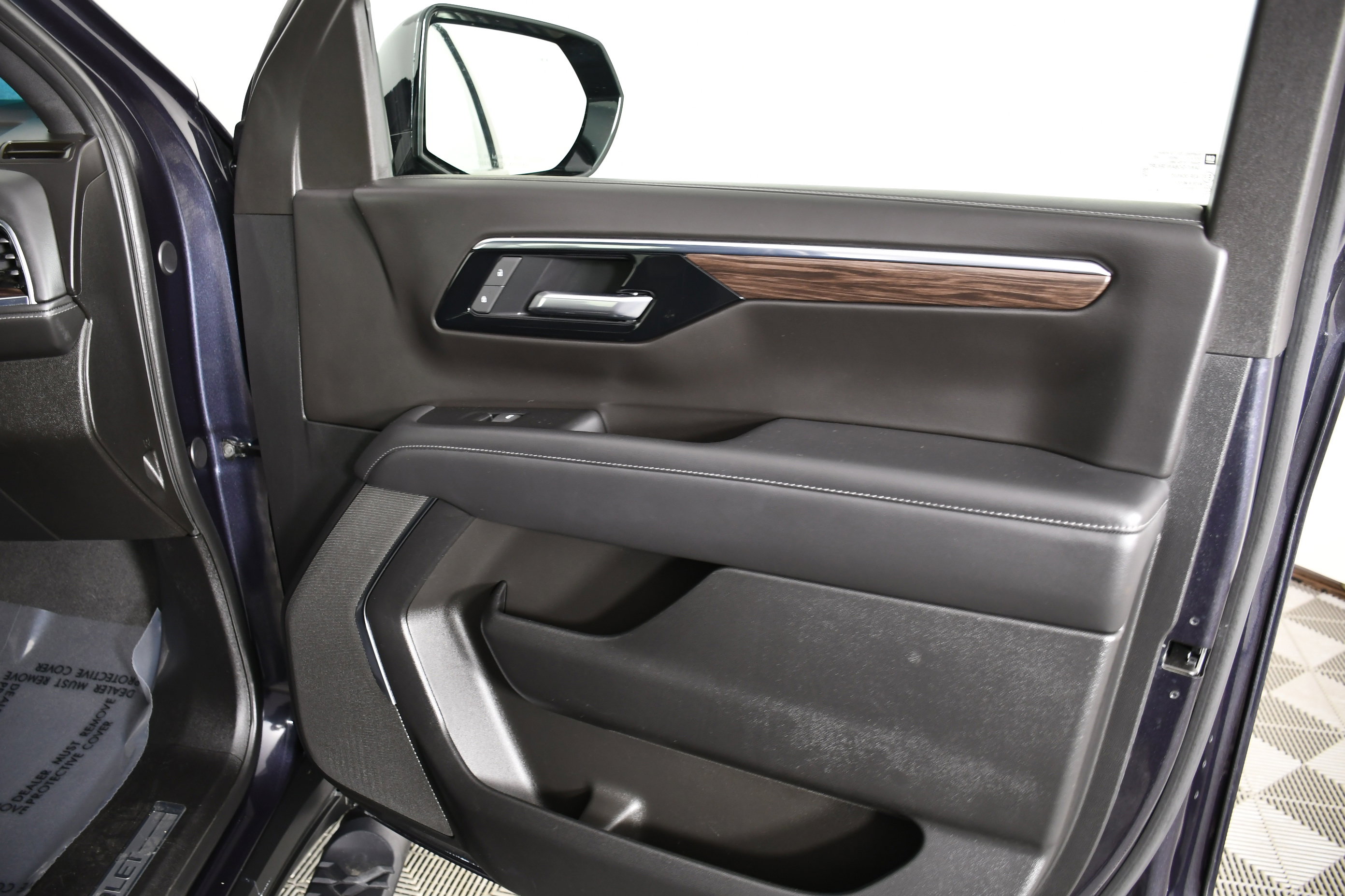 Used 2025 Chevrolet Suburban Z71 image 42