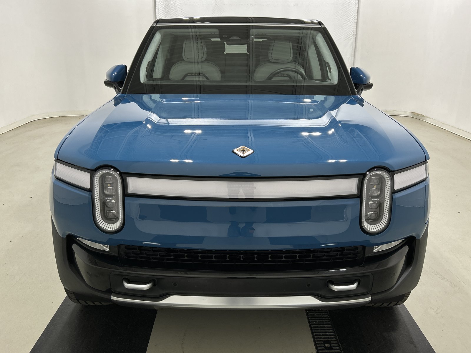 Used 2024 Rivian R1S Adventure AWD/4WD image 8
