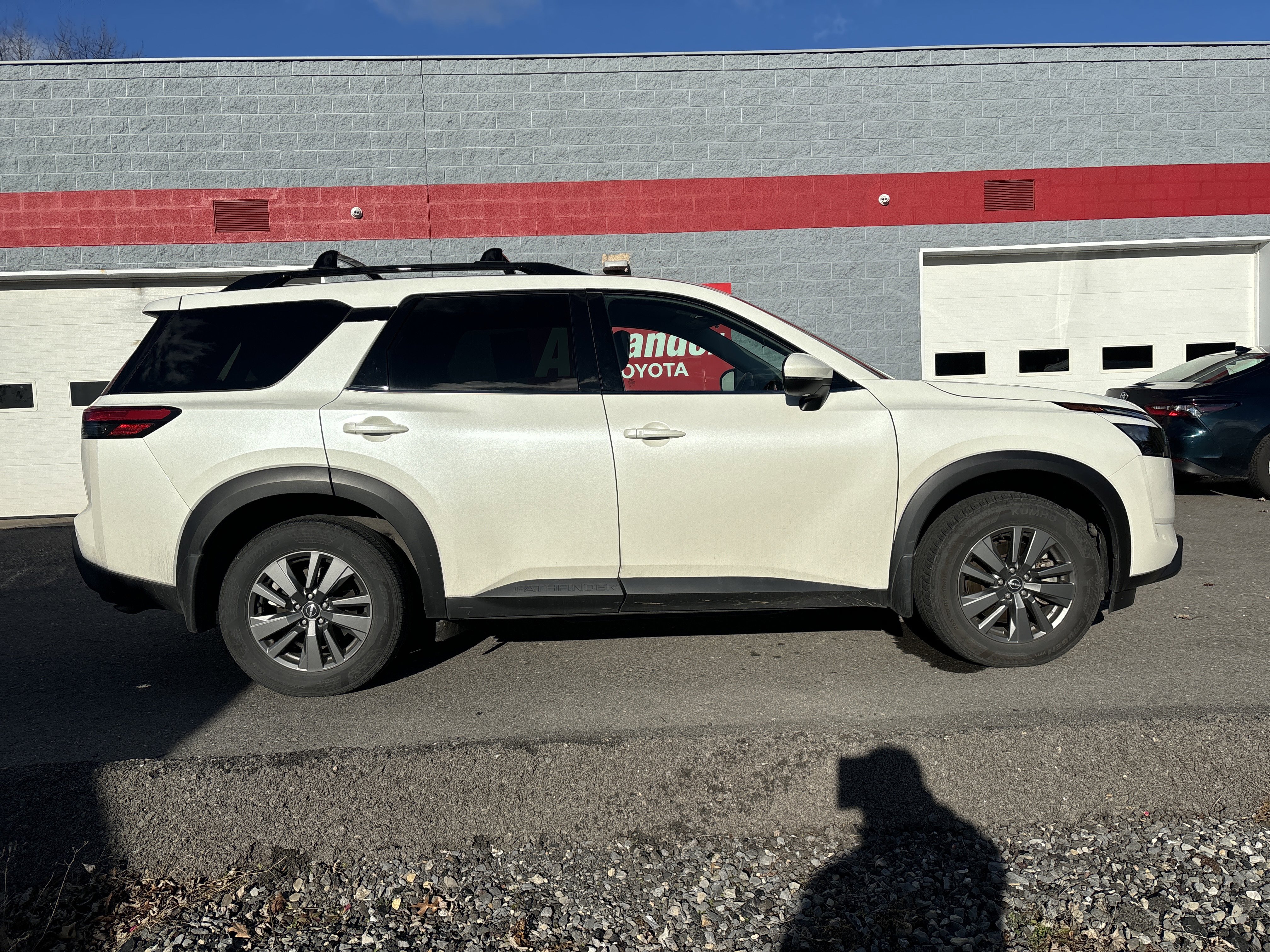 Used 2024 Nissan Pathfinder SV w/ Black Appearance Package video 2