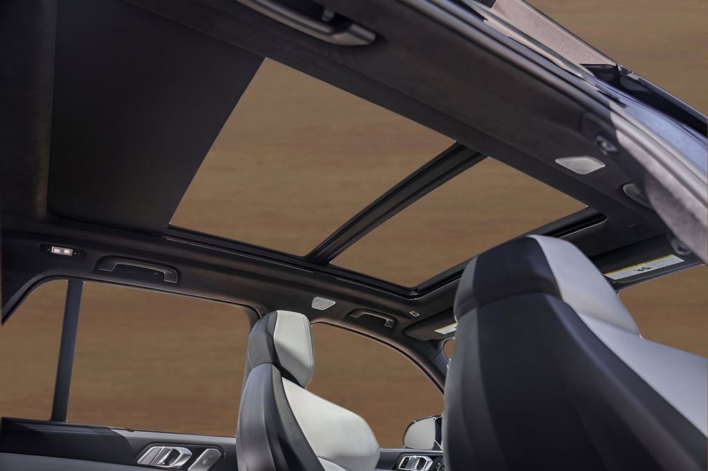 Used 2021 BMW X5 M w/ Executive Package image 34